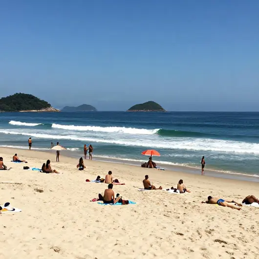 Descubra a Praia do Tombo/Guarujá